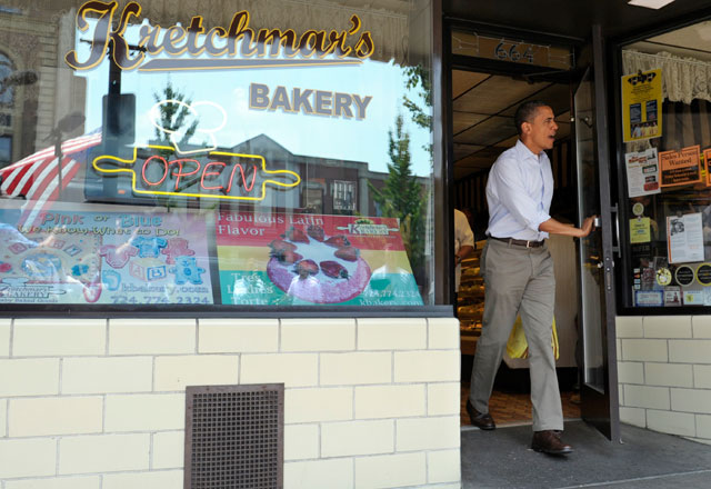 President Obama leaving Kretchmar's Bakery